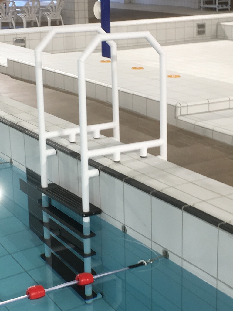 Hangtrap voor zwembad